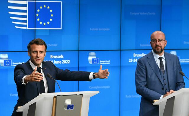 Die EU empfängt die Ukraine und Moldau mit offenen Armen. Hier im Bild Frankreichs Präsident Emmanuel Macron (links) und EU-Ratspräsident Charles Michel. | Foto: JOHN THYS / AFP / picturedesk.com
