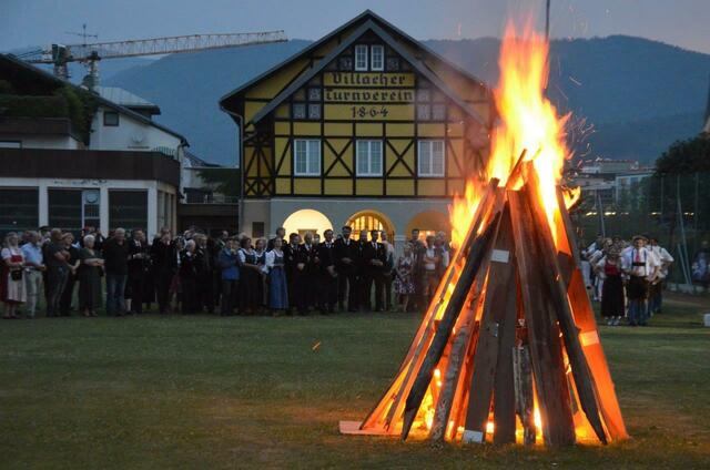 Beim Villacher Turnverein am Drauufer wurde das Sonnwendfeuer entzündet. | Foto: Privat