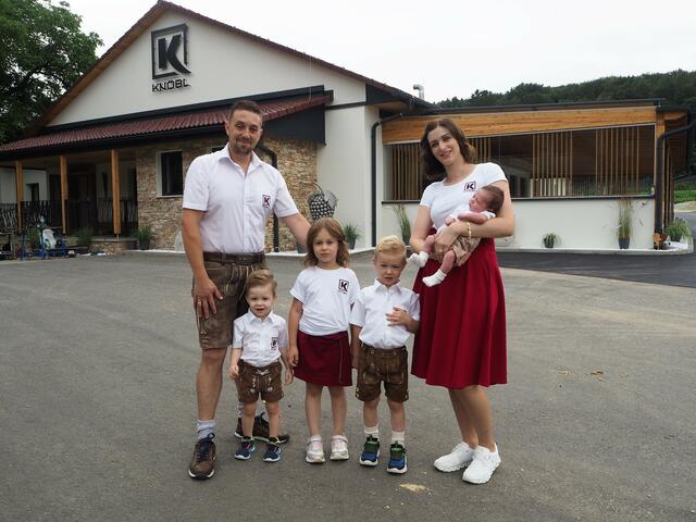 Nadja und Fritz Knöbl mit ihren vier Kindern Larissa, Lukas, Leon und Lorenz vor dem Buschenschank, der in neuem Glanz erstrahlt. | Foto: WW