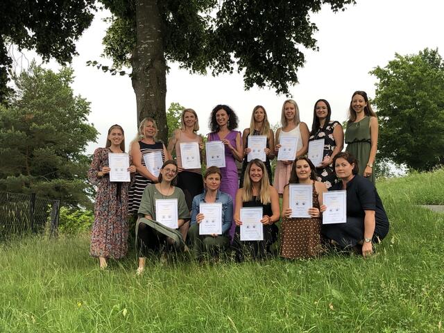 Im Juni schlossen zwölf neue Evolutionspädagoginnen in Bad Blumau ihre Diplom-Ausbildung ab.
