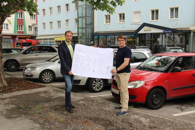 Projekt Schwammstadt: Joachim Ninaus und Florian Reisinger präsentieren die Pläne am Frechener Platz.