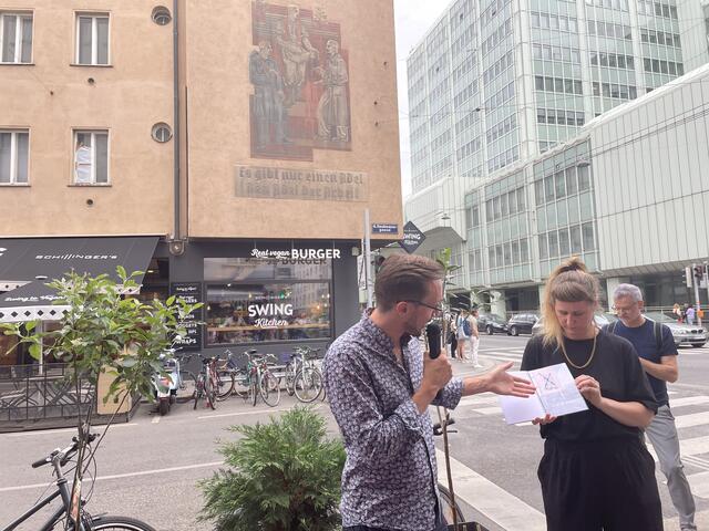 In dem Buch "Living and non-living Bodies" geht es um das Nazi-Kunstwerk in der Faulmanngasse/Operngasse.  | Foto: Salme Taha Ali Mohamed