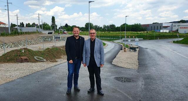 Fast fertig: Stadtvize Christian Samwald und Bürgermeister Rupert Dworak an der neuen Pottschacher Unterführung. | Foto: privat