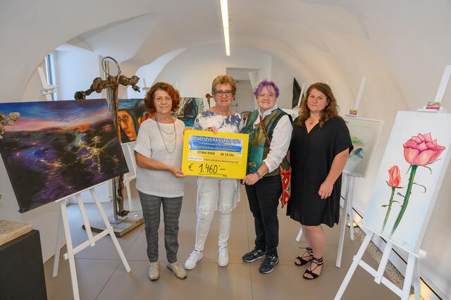 Initiatorinnen der Benefizauktion Rosa Singer, Edith Stangl, Stadträtin Marieluise Metlagel, Flüchtlingskoordinatorin Anita Stummer