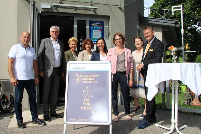 Freuten sich über den Kick-Off des Projekts Community Nursing: Joachim Katzenberger (Leiter Abteilung Soziales), Vizebürgermeister Alois Dolinar, Stadträtin Sandra Wassermann, die drei Community Nurses Heide Maria Laussegger, Doris Scheucher und Brigitte Schwarz sowie Gemeinderätin Gabriela Holzer und Sozialreferent Bürgermeister Christian Scheider.