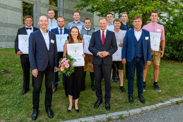 Die zehn neuen Holzbaumeister, darunter Patrick Aschauer (3.v.r.), mit Gratulanten Holzbaulandesinnungsmeister Josef Frauscher (2.v.r.), LH Thomas Stelzer (6.v.r.) und Innungsgeschäftsführer Markus Hofer (2.v.l.). | Foto: cityfoto-Simlinger