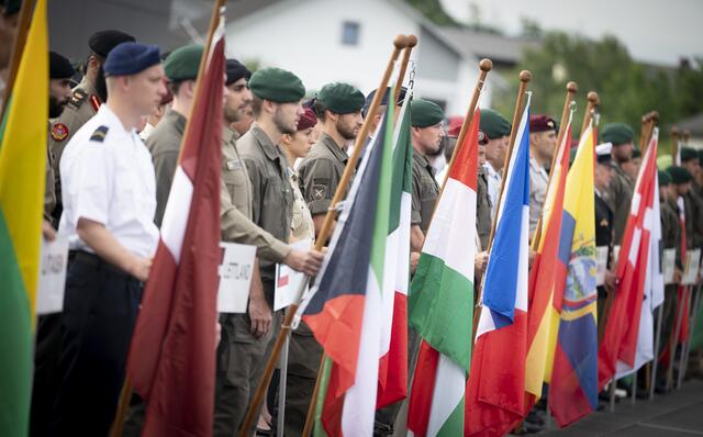 Die Eröffnungszeremonie der Weltmeisterschaft im Militärfallschirmspringen mit den Teilnehmern aus 35 Nationen fand in der Montecuccoli-Kaserne in Güssing statt. | Foto: Bundesheer