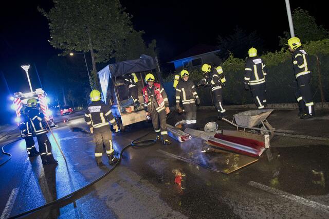 Der Kleintransporter musste entladen werden um den Brand und die letzten Glutnester zu löschen.