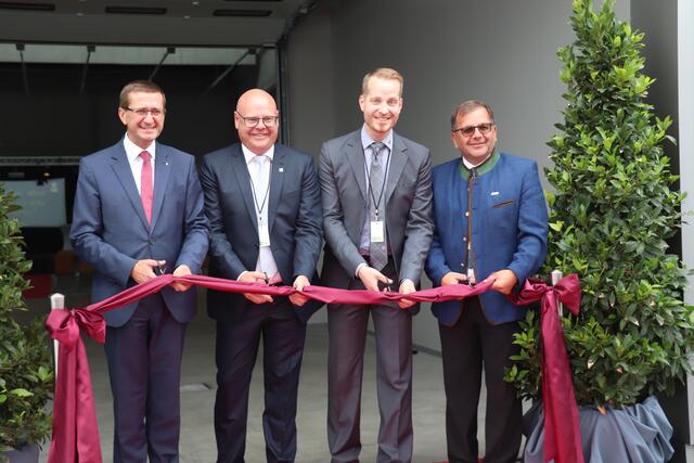 Wirtschaftslandesrat Markus Achleitner, die beiden Geschäftsführer Peter Doblhammer und Markus Zebisch sowie Bürgermeister Bernhard Fischer eröffneten das neue Leistungszentrum in St. Marienkirchen.