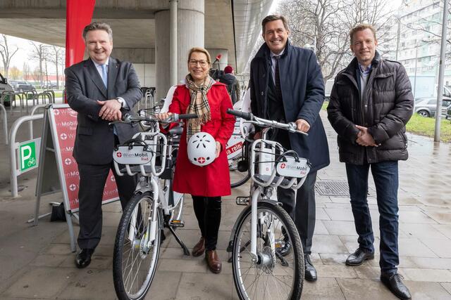 Bürgermeister Michael Ludwig, Wiener-Linien-Geschäftsführerin Alexandra Reinagl, Stadtrat Peter Hanke und nextbike-Geschäftsführer Leonhard von Harrach bei der Präsentation von WienMobil Rad am 31. März 2022 (v.l.n.r.). | Foto: Alexandra Gritsevskaja