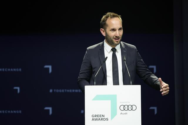 Neoom-Geschäftsführer und Gründer Walter Kreisel bei der Übernahme des Preises gestern in Berlin.