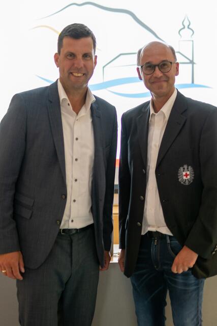 Ortsstellenleiter Thomas Bergthaler mit Gmundner Heimatbürgermeister Stefan Krapf