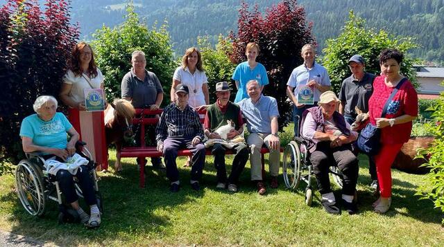 Ort- und Stellbesuch im Garten des Heimes St. Salvator: Bürgermeister Martin Kulmer, die Lionsvertreter Präsident Helmut Wachernig, Vizepräsidentin Ingrid Galli und Pastpräsidentin Wilma Warmuth sowie Tiertherapeutin Karin Höfler, Martina Springer und Maria Aicher.
