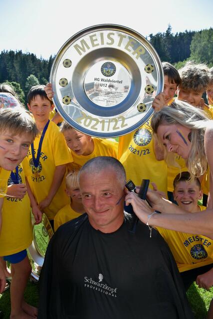 Der Trainer mit seinem neuen Haarschnitt.