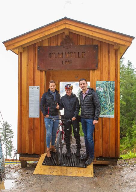 Gab den Daumen nach oben für die Inbetriebnahme der OLM VOLLE LINE: Radweltmeisterin und Namensgeberin Laura Stigger (m.) mit Philipp Falkner (l.) von den Bergbahnen Sölden und Maximilian Riml (r.) von der BIKE REPUBLIC SÖLDEN. | Foto: Ötztal Tourismus / Jochen Müller 