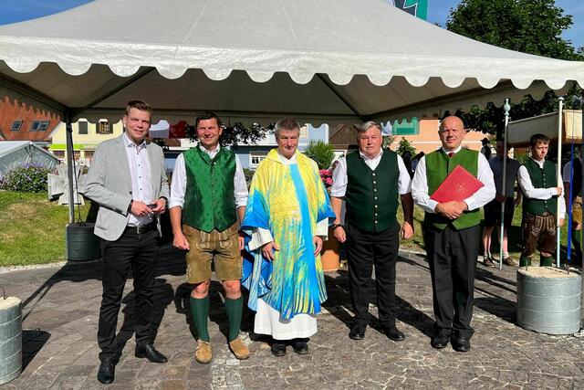 Im Bild: Kulturreferent GR Gregor Sommer, Ortsvorsteher GR Dieter Siegl, Stadtpfarrer Mag. Alois Schlemmer, Reinhold Prasch und DI Johann Rath auf dem Weg zur Festmesse. | Foto: KK