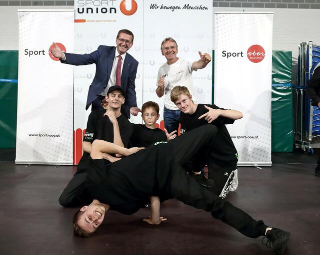 Von links: Wirtschafts- und Sport-Landesrat Markus Achleitner und Franz Schiefermair (Präsident Sportunion OÖ) mit Breaking-Tänzern bei der Eröffnung der Trendsporthalle im Raab-Heim. | Foto: Land OÖ/Daniel Kauder