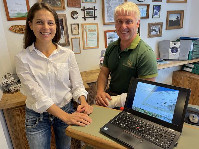 Martina Zisler und Hannes Fraiss erörtern das Projekt "Sensible Winterlebensräume in der Steiermark." | Foto: Hackl