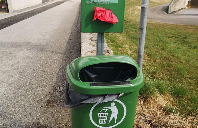 Das Gassisackerl gehört in den Mülleimer. | Foto: LK Tirol