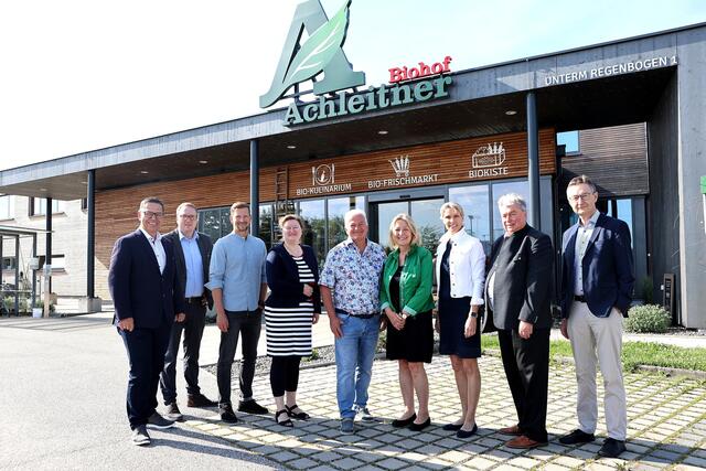 Von links: Hans Moser, Tobias Luger, Andreas Achleitner, Birgit Rauscher, Günter und Ilse Achleitner, Sabine Lindorfer, Wolfgang Griesmann und Franz Tauber.
 | Foto: Andreas Maringer