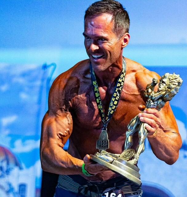 Weltmeister! Josef Strohmeier krönte sich am vergangenen Wochenende zum NABBA World Champion 2022. | Foto: bvhfotografia/NABBA