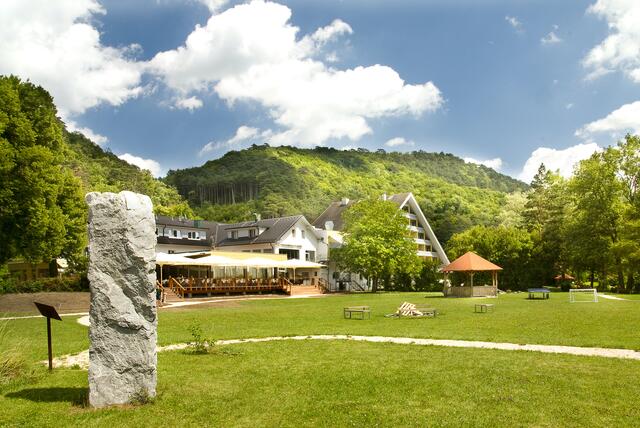 Hotelansicht der Krainerhütte. Beim Mysterydinner wird es im idyllischen Hotel gruselig. | Foto: Krainerhütte
