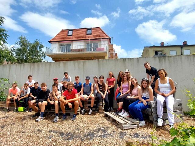 Schülerinnen und Schüler der vierten Klassen des Wahlpflichtfachs "Vitalität und Ökologie" mit Wolfgang Köstenbauer im Schulgarten. | Foto: MS 2 Deutschlandsberg
