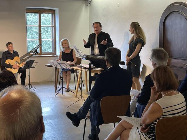 Musikalische Untermalung mit einer eigens komponierten "Gockelhahn-Fantasie" - unter der Leitung von Wilfried Scharf (Mitte stehend) | Foto: Josef Goldhofer