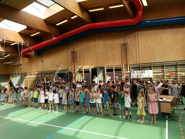 Die Kinder der Volksschule freuten sich über zahlreiche Zuschauerinnen und Zuschauer 