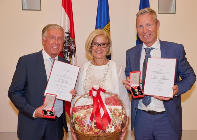 Walter (l.) und Andreas Heindl bei der Überreichung des Silbernen Ehrenzeichens für Verdienste um die Republik Österreich durch Johanna Mikl-Leitner. | Foto: NLK Pfeiffer