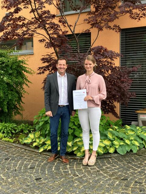 Bürgermeister Kurt Pawluk mit Bernadette Strohmann. | Foto: Klinser