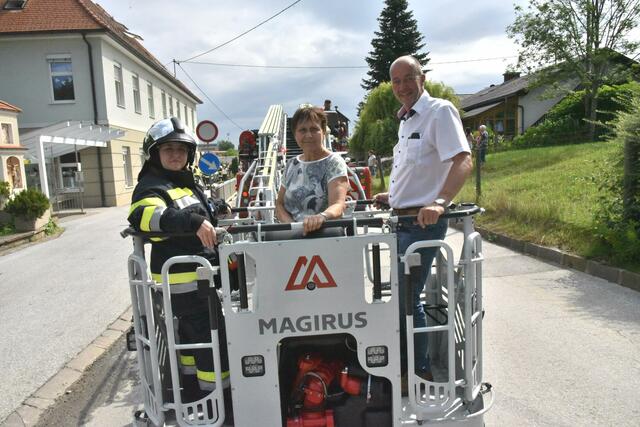 LM d.V. Theresa Maier, Schulwartin Brigitte Deutschl
und Bürgermeister Robert Schmierdorfer. | Foto: Gerald Dreisiebner