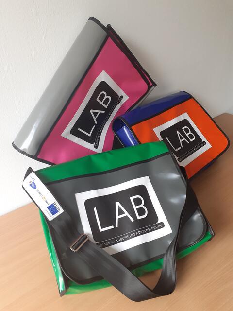 Die Laptoptaschen aus der hauseigenen "Nahtstelle" schützen die neuen alten Laptops | Foto: 4everyoung