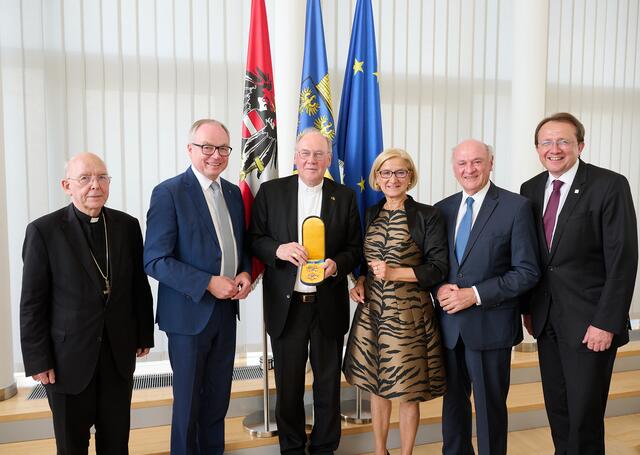 Altbischof Klaus Küng, LH-Stellvertreter Stephan Pernkopf, Bischof Alois Schwarz, Landeshauptfrau Johanna Mikl-Leitner, Landeshauptmann a. D. Erwin Pröll und St. Pöltens Bürgermeister Matthias Stadler bei der Feier im Landhaus (v.l.n.r.). | Foto: NLK Pfeiffer