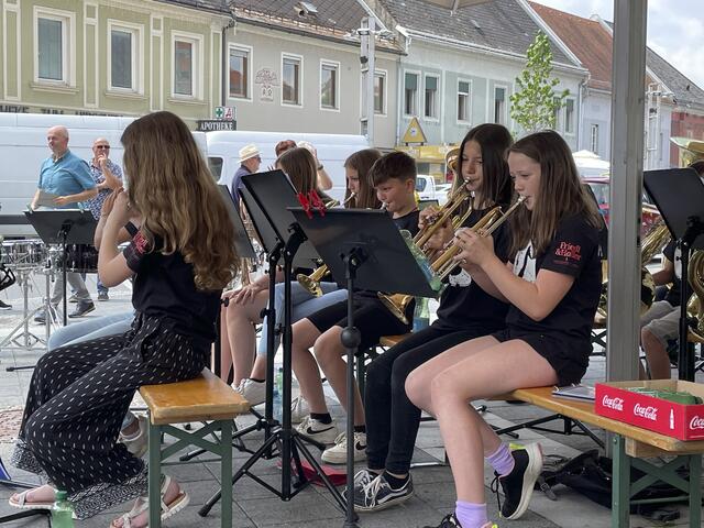 Die Jugendlichen unterhielten am Freitag mit zünftiger Musik am Hauptplatz in Leibnitz. | Foto: Reiterer
