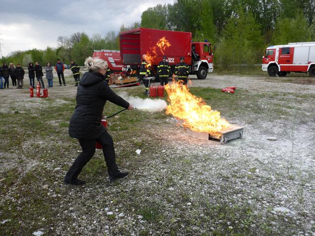 Ist das Feuer einmal ausgebrochen, gilt es schnell zu handeln: Wie man richtig löscht lernen die Teilnehmerinnen und Teilnehmer beim Kurs des ÖABB Enns. | Foto: FF Enns