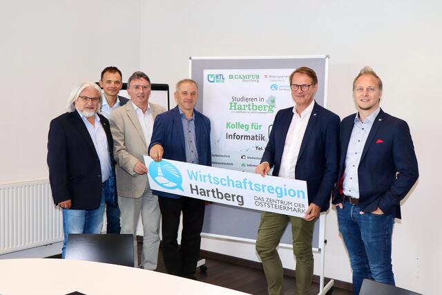 Vertreter der Wirtschaftsregion Hartberg und TAC-Geschäftsführer Thomas Rössler präsentierten Fördermöglichkeiten für das IT-Kolleg. | Foto: Alfred Mayer