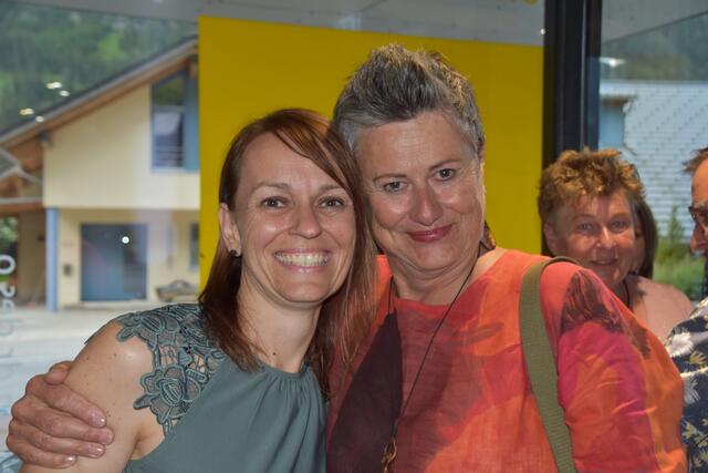 Hauptdarstellerin der Elisabeth Maldoner, Simone Kammerlander mit der langjährigen künstlerischen Leiterin der Geierwally Freilichtbühne, Claudia Lang-Forcher