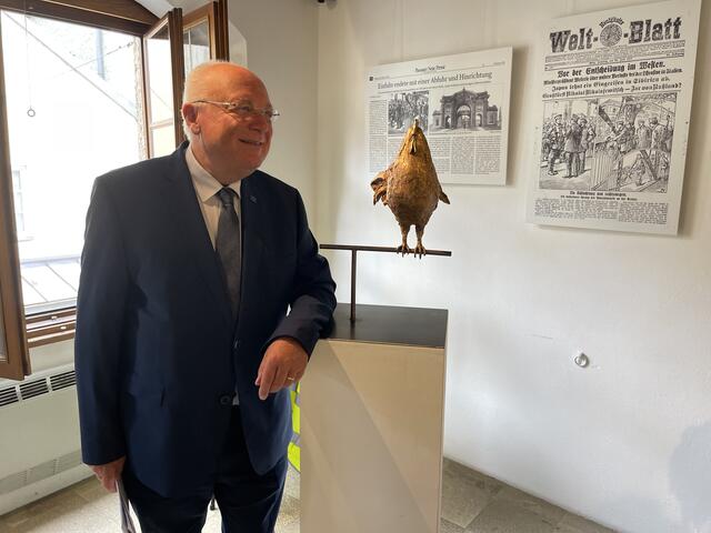 Vorsitzender des Instituts der Regionen Europas (IRE), Franz Schausberger - mit der kleinen Version der Skulptur | Foto: Josef Goldhofer