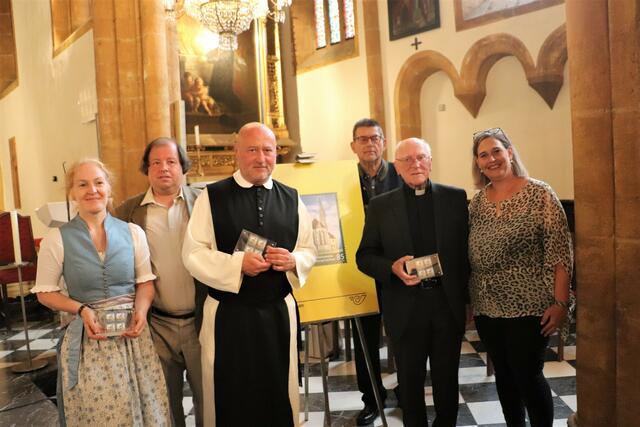 Kirsten Lubach, Wilhelm Remes, Prior Martin Höfler, Helmut Schweighofer, Prälat Leopold Städtler und Martina Prinz in der Kirche von Straßengel. | Foto: Edith Ertl