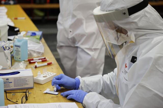 Das Land legt den Fokus auf behördliche Corona-Tests, um eine Infektion schnell zu erkennen und weitere Ansteckungen zu vermeiden. Hier kommen weiterhin Teststraßen und mobile Teams zum Einsatz.  | Foto: Symbolfoto: Neumayr