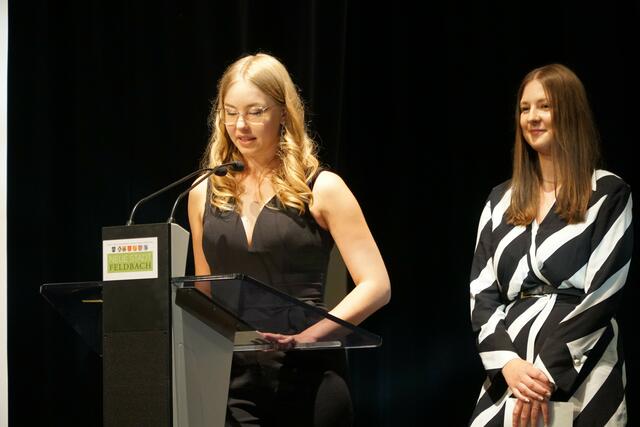 Stefanie Pein von der 5AK und Jana Laposcha aus der 5BK, sie ist auch Preisträgerin des "Rotary Youth Business Award 2022", bei ihren Abschlussreden. | Foto: HAK Feldbach