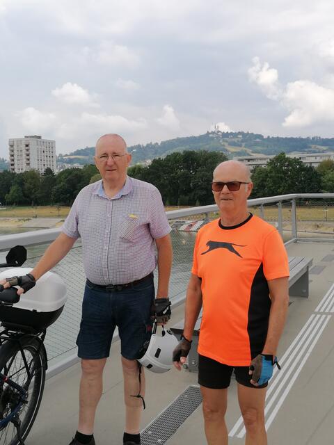 60 Kilometer radelten die beiden Pensionisten durch Linz, über die Neue Eisenbahnbrücke und Donau abwärts bis St.Georgen/Gusen. | Foto: Markus Schönböck 