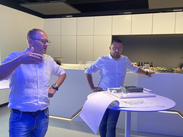 CEO Andreas Fill und COO Günter Redhammer bei der Präsentation des Fill Power Cube. | Foto: BRS/Wagnermaier