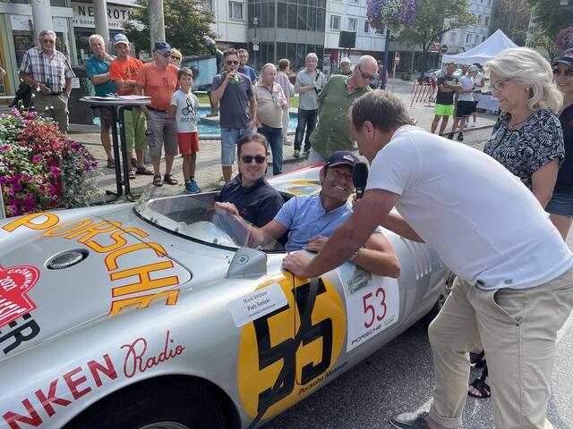 Ex-Formel-1-Star Mark Webber im Gespräch mit Moderator Ernst Hausleitner: Auch heuer wird wieder in Liezen Halt gemacht. | Foto: Marc Hollinger