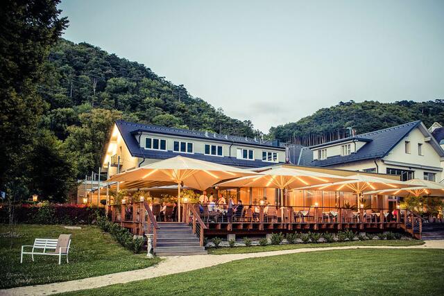 Die Besonderheit des Mystery Dinners von Gabriele Hasmann, Österreichs erster „Spukologin“, sind die fundiert recherchierten historischen Hintergründe. Hier die Panoramaterrasse. | Foto: Krainerhütte