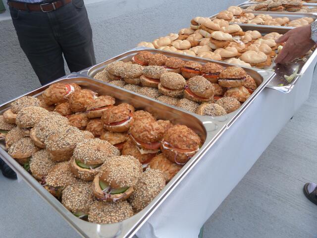 750 Brötchen wurden laut Personal des Mlikarnica-Petronczki für die Eröffnung belegt