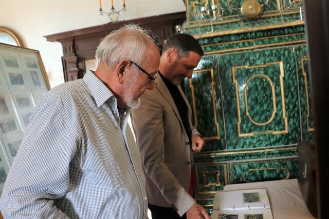 Bgm. Harald Mulle (re) bestaunt die Alben von Gerhard Schweighofer | Foto: Edith Ertl