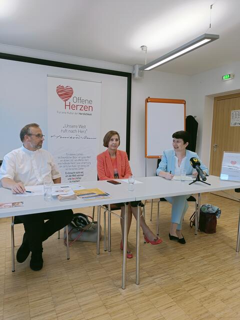 V.l.n.r.: Bischofsvikar Jakob Bürgler, Sozial-Landesrätin Gabriele Fischer und Caritas-Direktorin Elisabeth Rathgeb sprechen über Probleme, mit denen viele Familien in Tirol aktuell konfrontiert sind. | Foto: Karin Bachmann