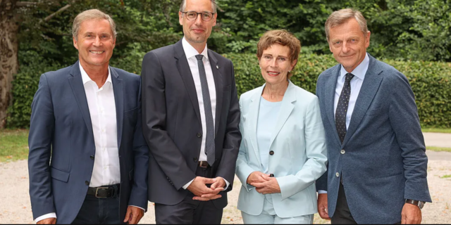 WKS-Direktor Dr. Manfred Pammer, FH-Prof. Dominik Engel, Mag.a Cornelia Schmidjell, Direktorin der AK Salzburg, und LAbg. Hans Scharfetter, Aufsichtsratsvorsitzender der FH Salzburg. (v.l.)  | Foto: WKS/Neumayr